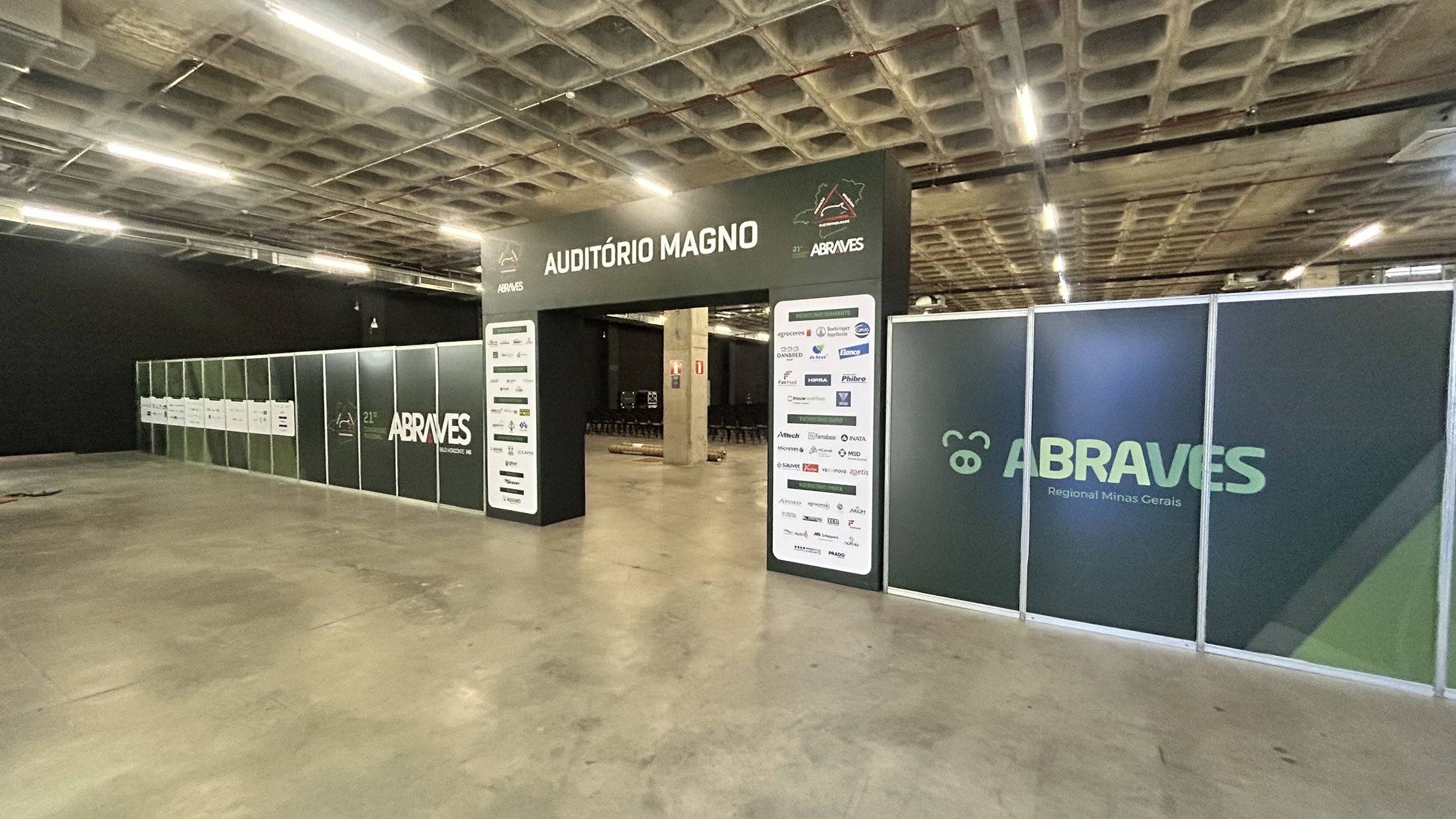 Entrada e sinalização do auditório magno do Congresso ABRAVES