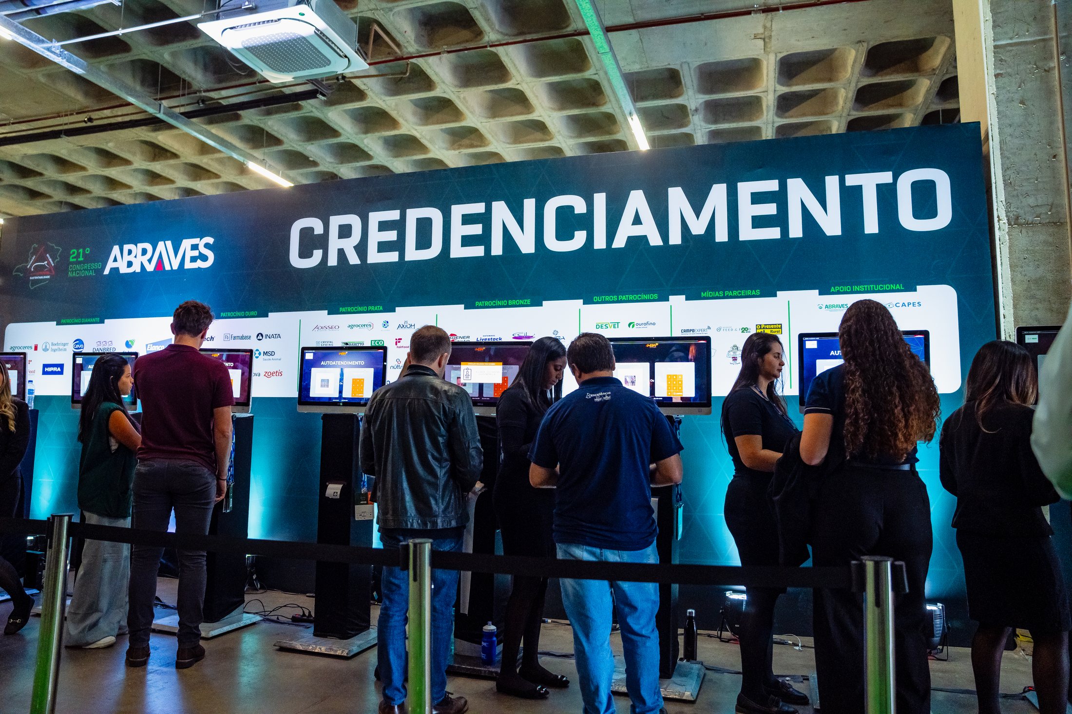 Área de credenciamento com totens e atendimento ao público do ABRAVES