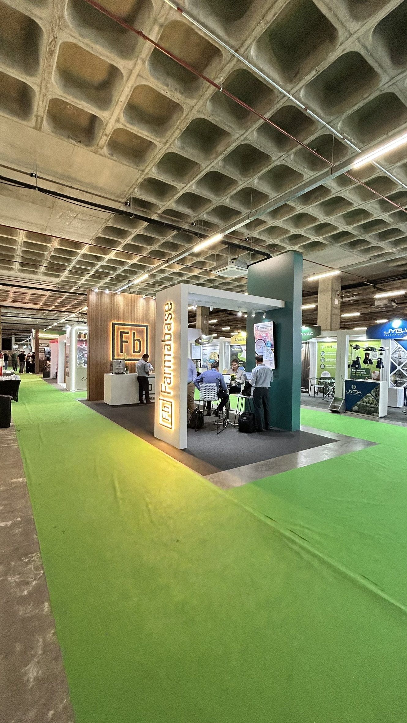 Circulação entre os stands da feira de expositores do ABRAVES