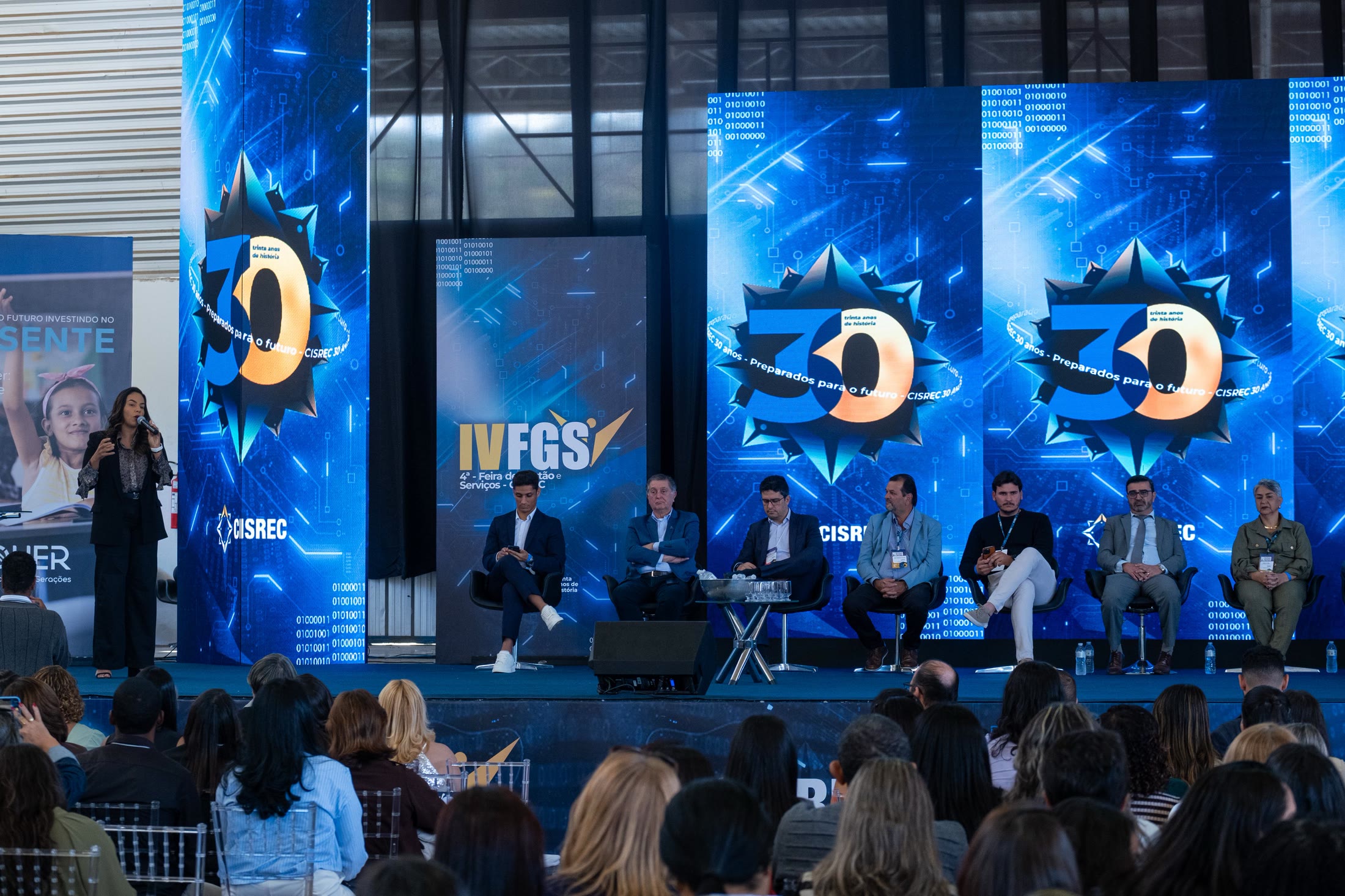 Palco principal do CISREC 30 anos com painéis de LED e plateia lotada