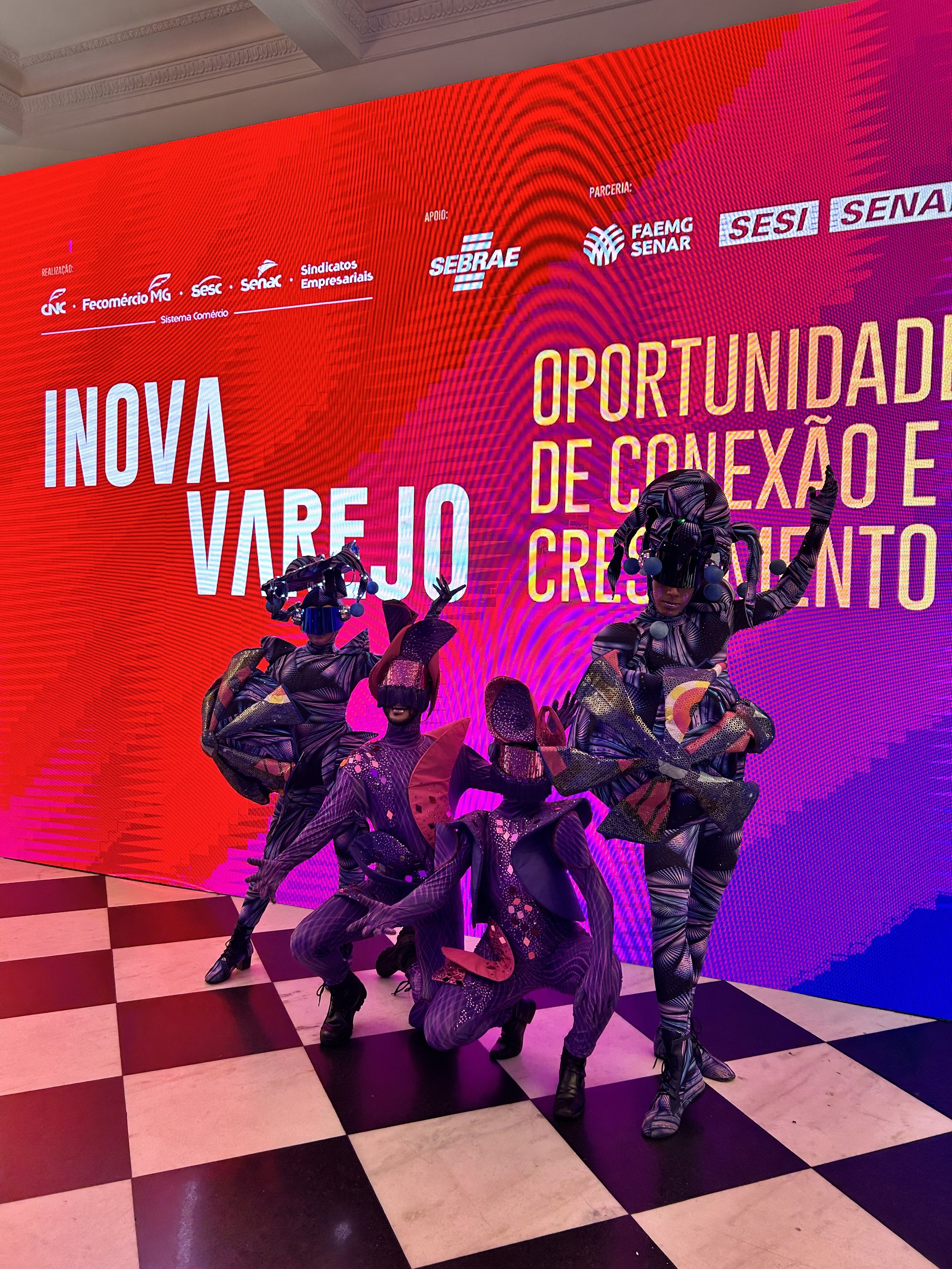 Interação no espaço cenográfico do Inova Varejo 2024