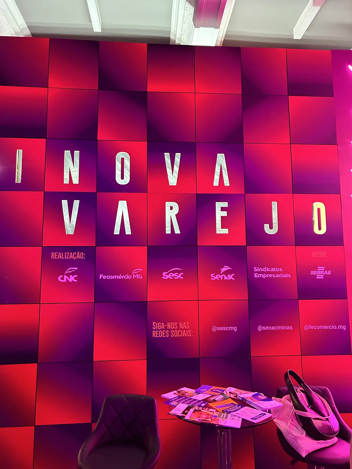 Cenografia iluminada do Inova Varejo 2024