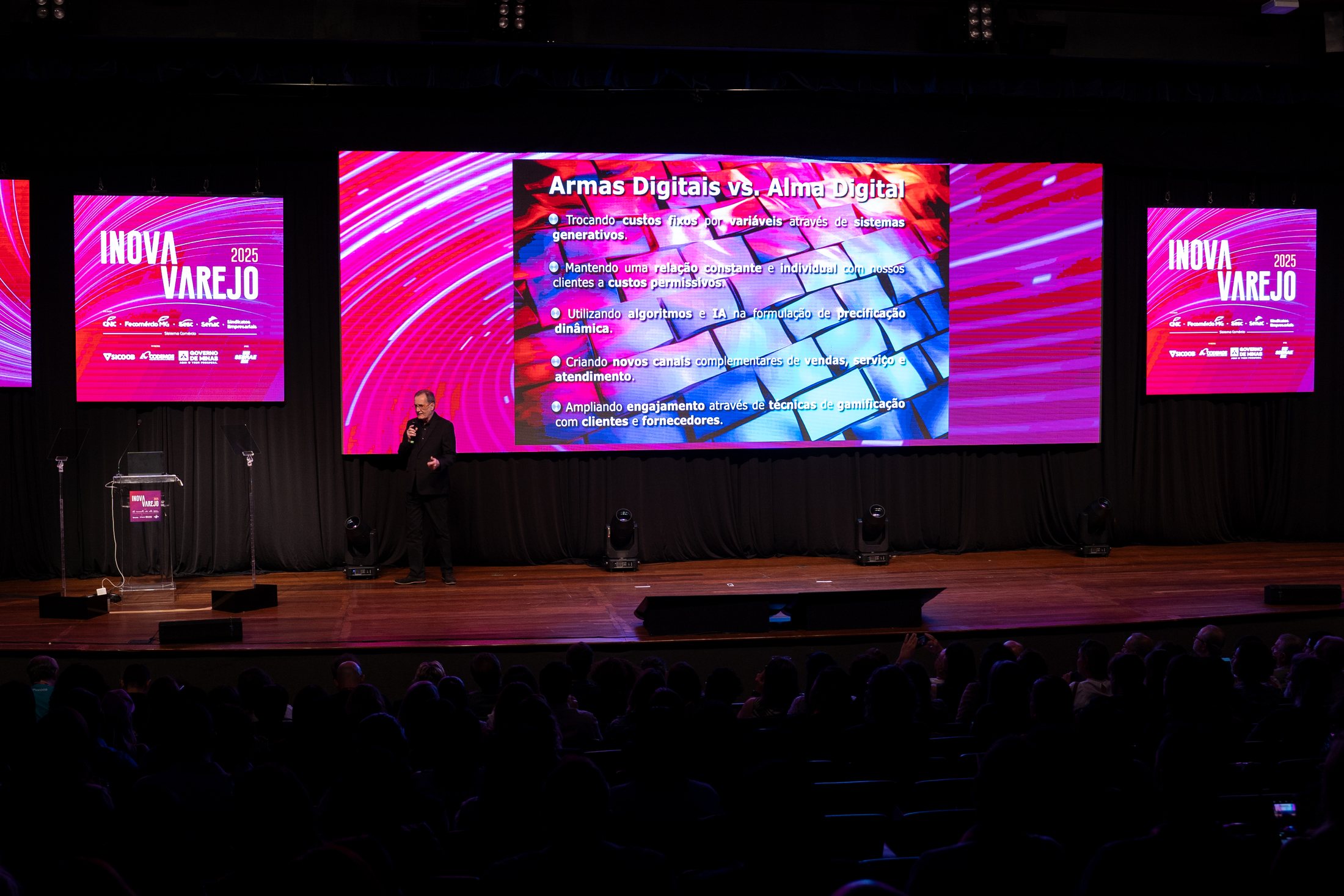 Painéis de LED durante apresentação no auditório