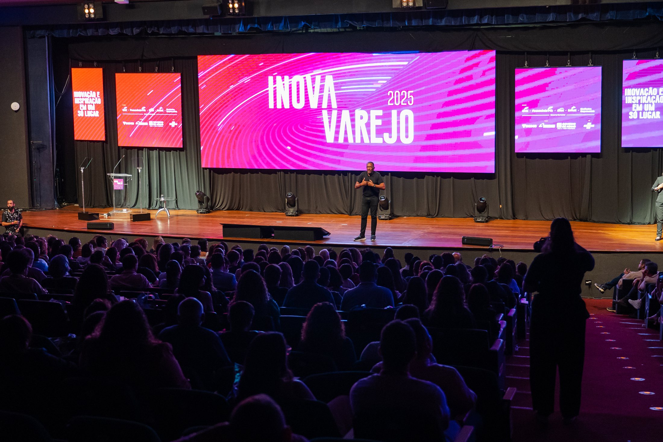 Plateia e palco com painéis de LED no Inova Varejo 2025