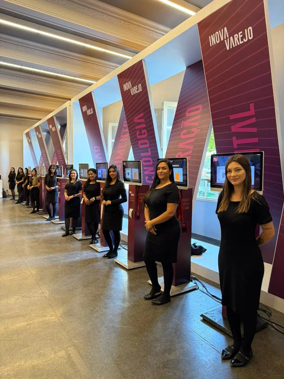 Equipe de recepção posicionada no credenciamento do Inova Varejo 2025