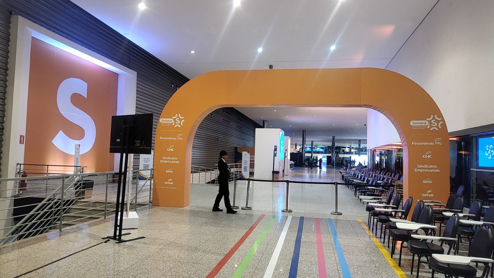 Portal laranja e comunicação visual da Semana S 2025