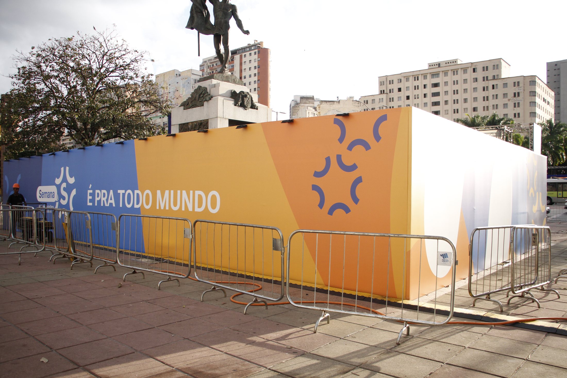 Comunicação visual da Semana S 2026 na área externa