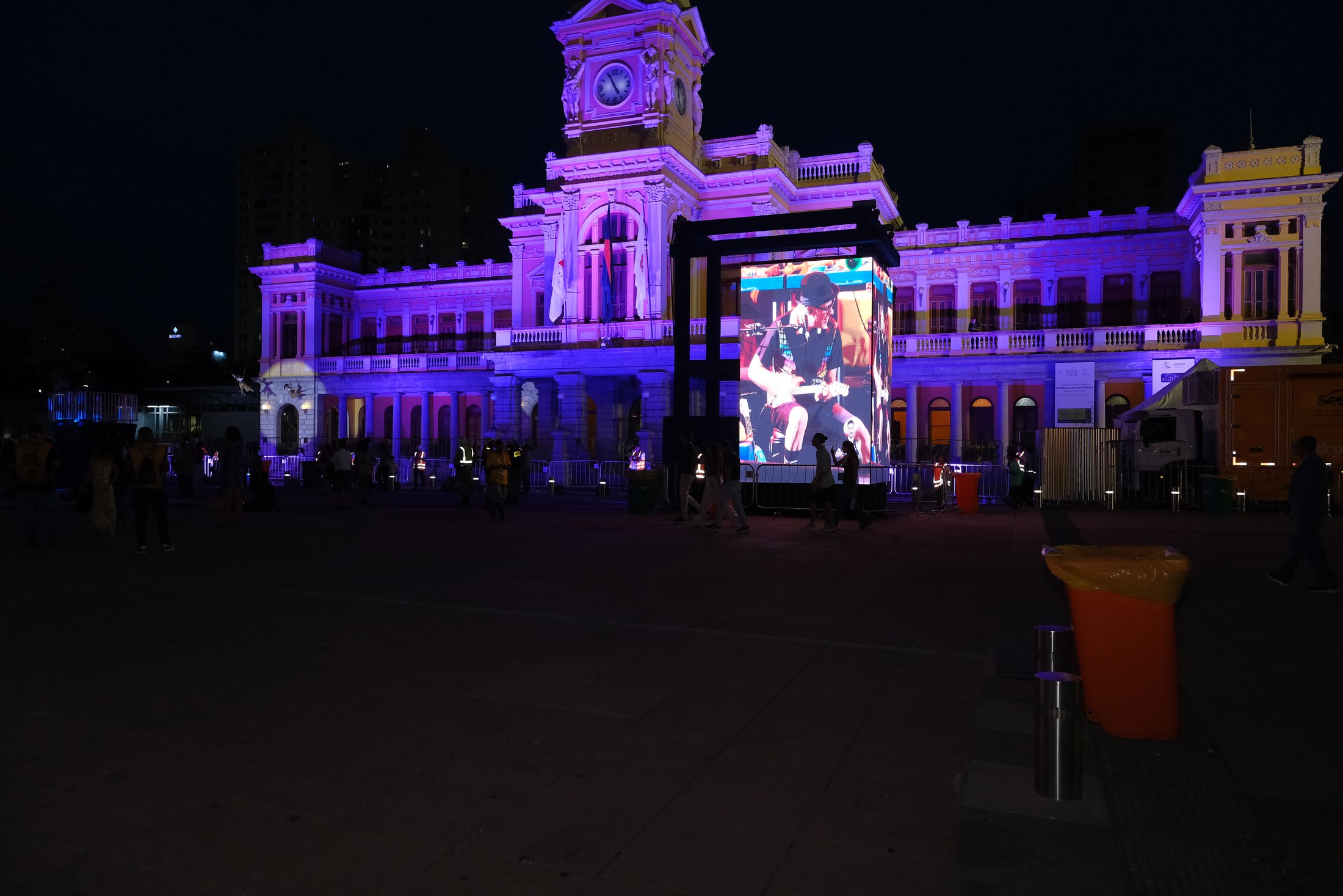 Fachada iluminada durante a programação noturna