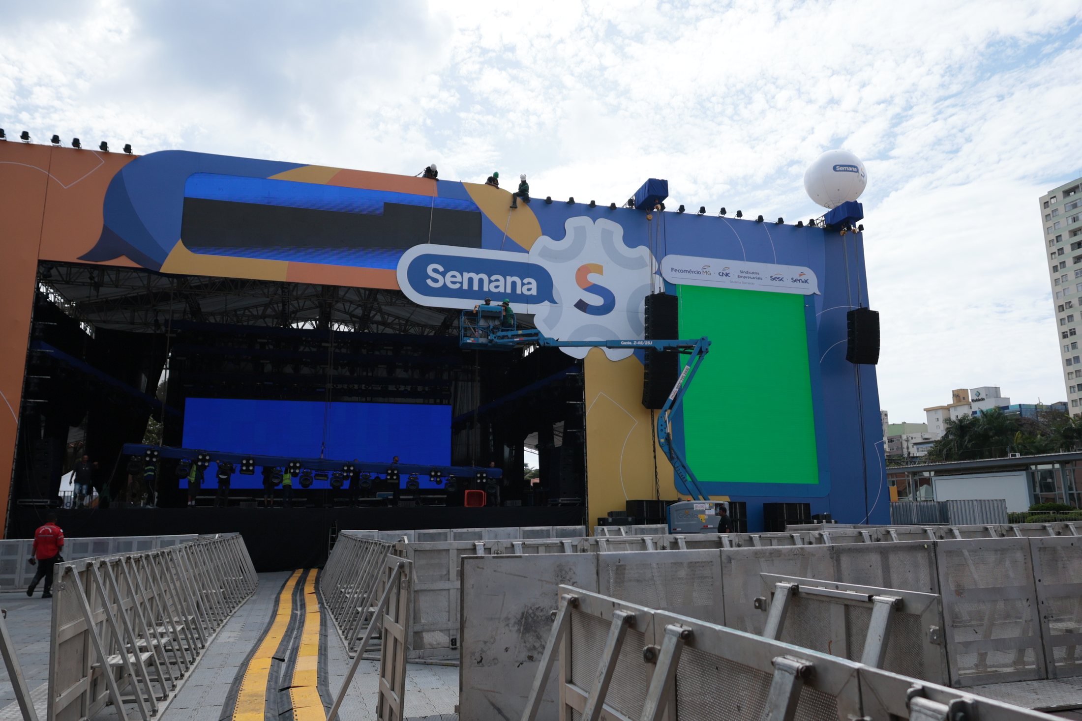 Palco ao ar livre da Semana S 2026 com painéis e identidade visual do evento