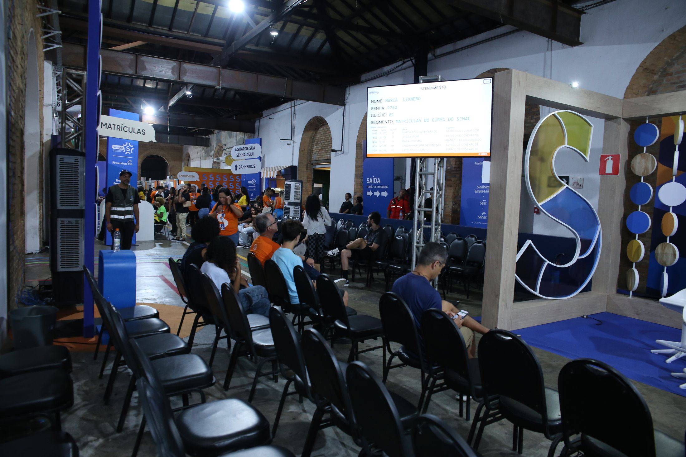 Público acompanhando a programação