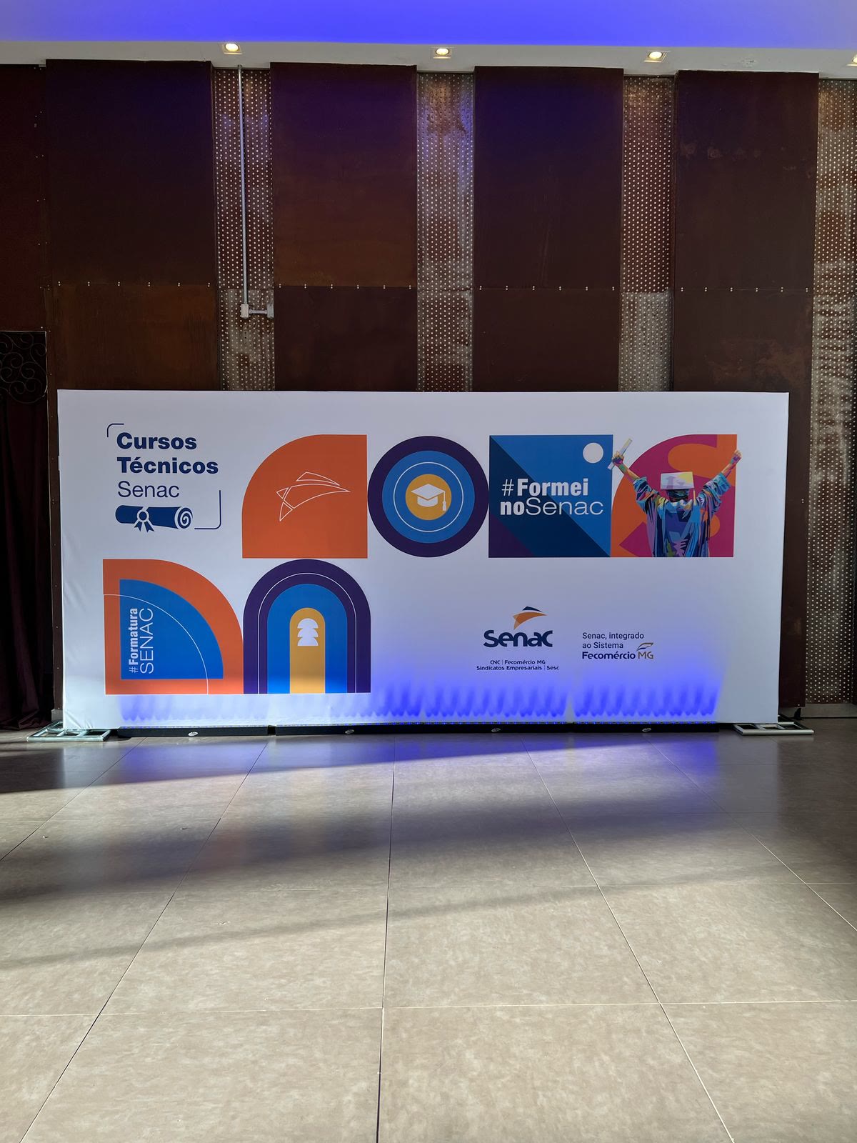 Backdrop da formatura Senac com iluminação cênica