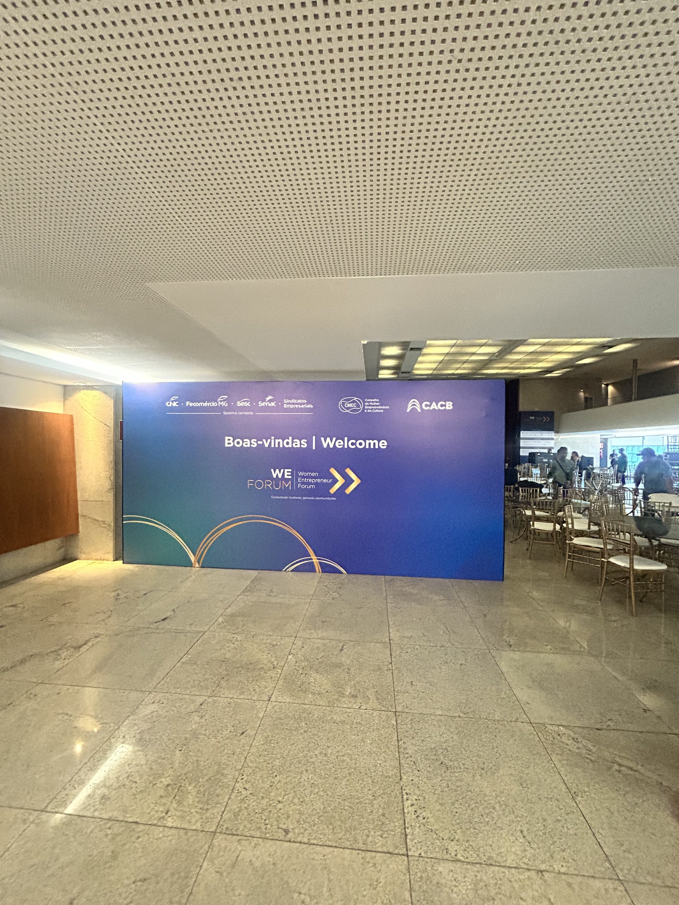 Painel de boas-vindas na entrada do WE Forum