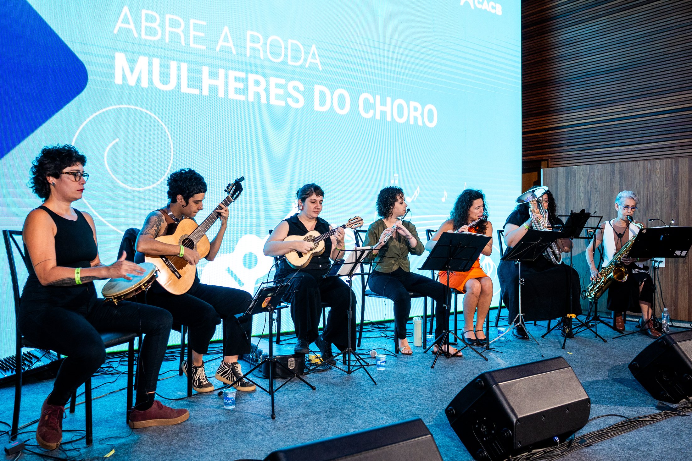 Apresentação musical no palco do WE Forum