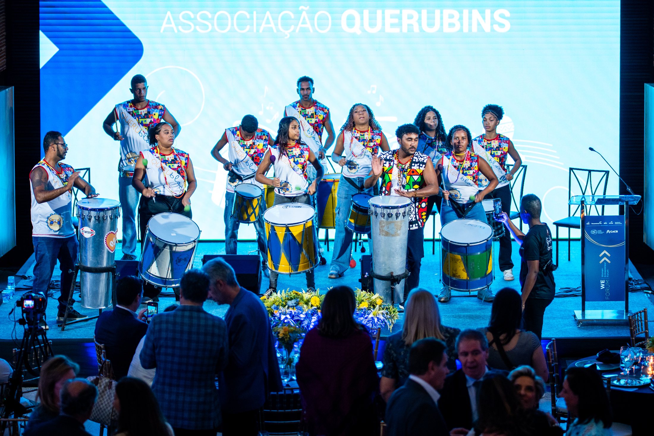 Grupo de percussão durante a programação cultural
